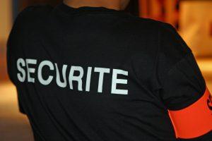 Agent de sécurité de dos vêtu de son uniforme noir