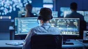 Agent consultant des données sensible avec casque et micro