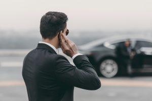Garde du corps protégeant une personnalité écoutant son oreillettes