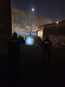 Deux agents faisant leur ronde de nuit equipée de leur torches
