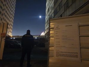 Un agent de sécurité opérant la nuit sur un site de construction