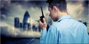 Agent communiquant par Walkie-talkie