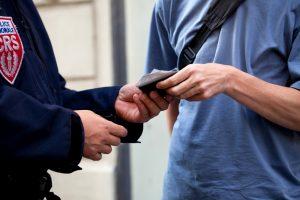 Un agent de securite vérifiant les papiers d'un civil durant le contrôle d'accès