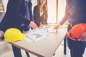 Client et constructeur contremaître travailleur avec casque et gilet à la recherche de plans