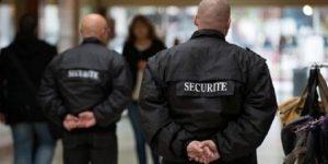 Tandem d'agents de sécurités faisant leur ronde dans un espace commercial