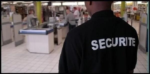 Agent de sécurité surveillant un espace commercial