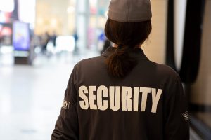 Agent de sécurité dans un hypermarché