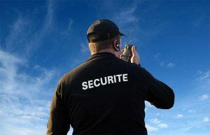 Agent de sécurité utilisant un walkie talkie